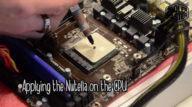 A takhle aplikujeme Nutellu přímo na procesor :) A takhle aplikujeme Nutellu přímo na procesor :)