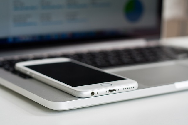 Opusť svůj iPhoník pro nový, pěje si tiše Apple (Zdroj: Pixabay.com) Opusť svůj iPhoník pro nový, pěje si tiše Apple (Zdroj: Pixabay.com)