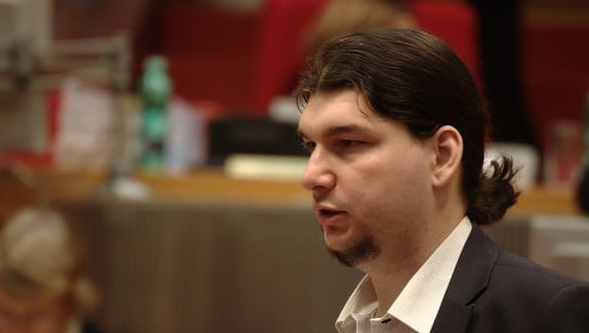 Další autor návrhu - Ondřej Profant - je informatik, specialista na otevřený software a člen Stálé komise pro kontrolu činnosti Národního úřadu pro kybernetickou a informační bezpečnost Další autor návrhu - Ondřej Profant - je informatik, specialista na otevřený software a člen Stálé komise pro kontrolu činnosti Národního úřadu pro kybernetickou a informační bezpečnost