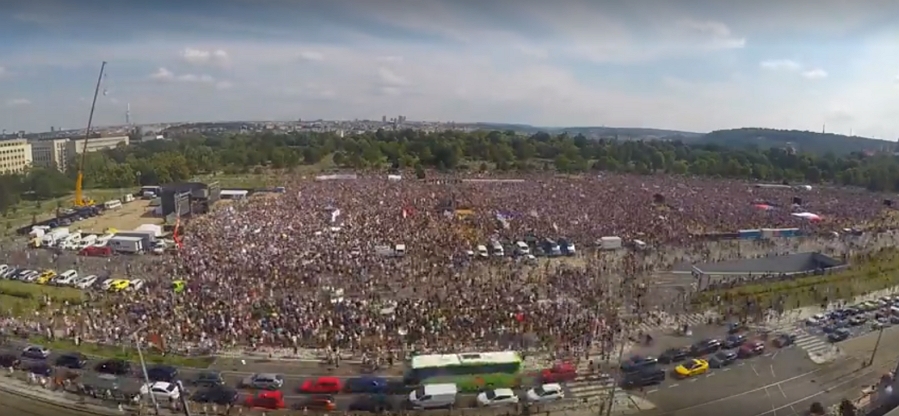 Jeden ze záběru časosběru demonstrace proti Babišovi a ovlivňování justice (Zdroj: SeznamZpravy.cz) Jeden ze záběru časosběru demonstrace proti Babišovi a ovlivňování justice (Zdroj: SeznamZpravy.cz)