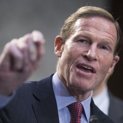 Jedním z těch, koho se podařilo přesvědčit, byl senátor Richard Blumenthal (Zdroj: New York Daily News) Jedním z těch, koho se podařilo přesvědčit, byl senátor Richard Blumenthal (Zdroj: New York Daily News)
