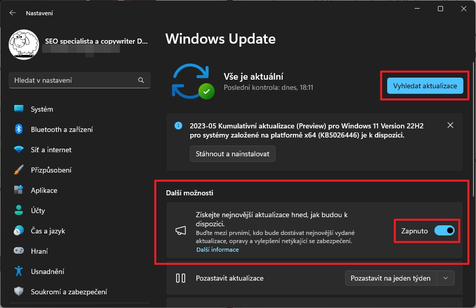 Zkuste zamířit do systémové aplikace Nastavení; vybrat Systém - Windows Update; v sekci Další možnosti vyberte volbu Získejte nejnovější aktualizace hned, jak budou k dispozici vybrat Vyhledat aktualizace; nainstalovat dostupné aktualizace (Zdroj: Windows 11)